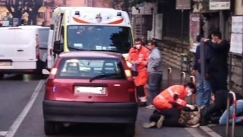 Investita sulle strisce a Fino Soccorritori mobilitati: non è grave Investita sulle strisce a Fino Soccorritori mobilitati: non è grave