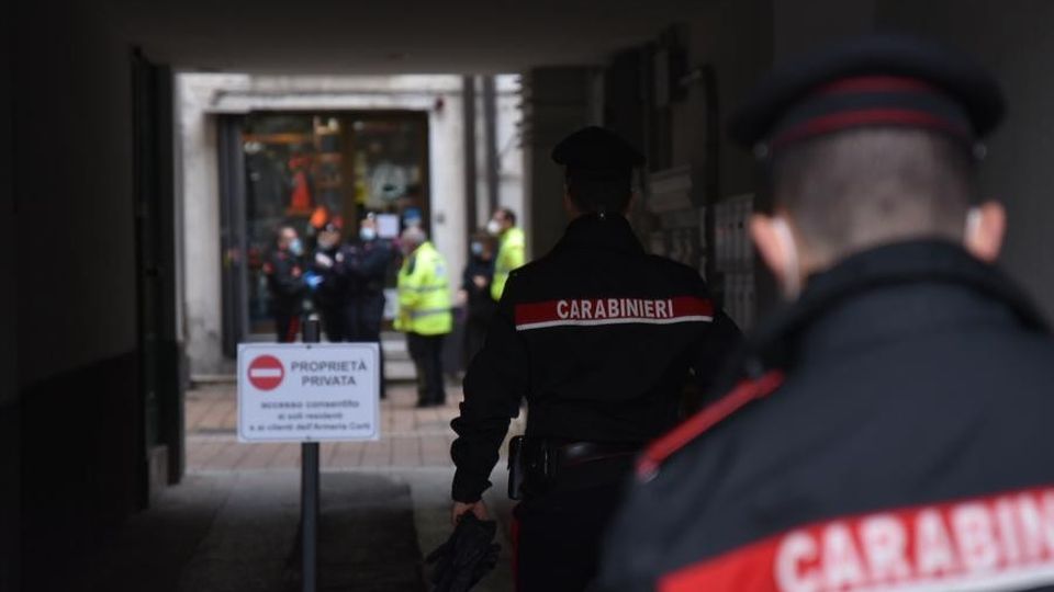 COMO, SPARO IN ARMERIA CLIENTE SI TOGLIE LA VITA COMO, SPARO IN ARMERIA CLIENTE SI TOGLIE LA VITA