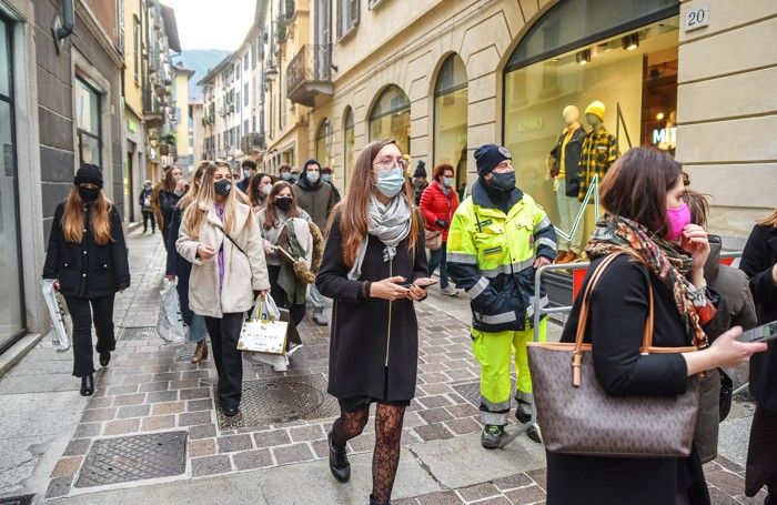 Como: il girone nelle vie principali del centro a senso unico per evitare assembramenti coronavirus Como: il girone nelle vie principali del centro a senso unico per evitare assembramenti coronavirus