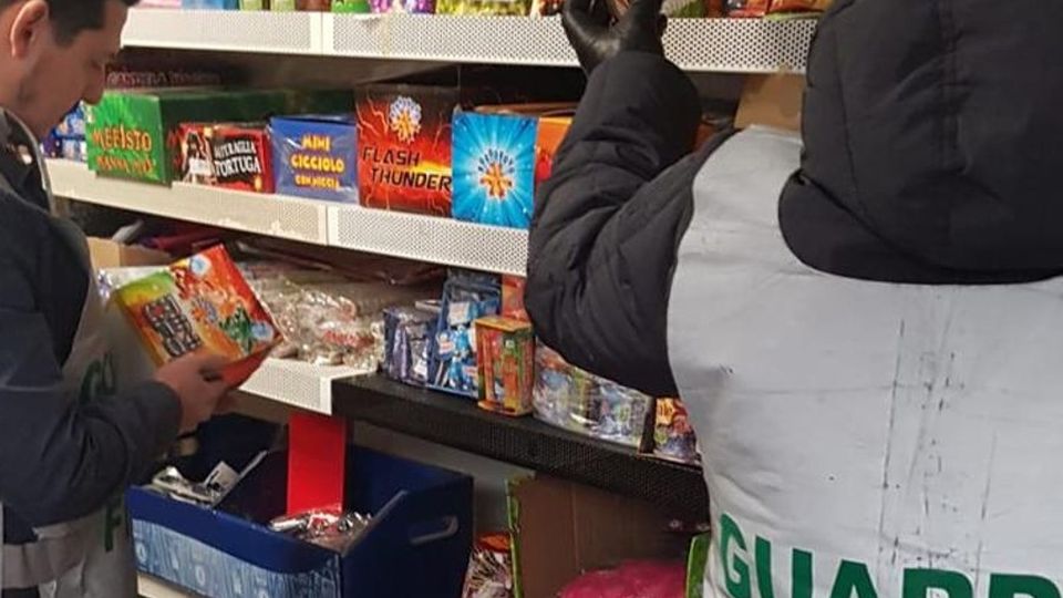 Capodanno, controlli della Finanza Sequestrata una tonnellata di fuochi Capodanno, controlli della Finanza Sequestrata una tonnellata di fuochi