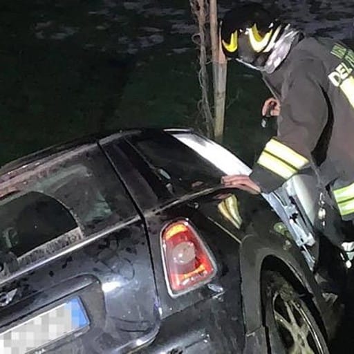 Scontro tra 4 auto a Montorfano Ragazzo finisce nella scarpata - Cronaca