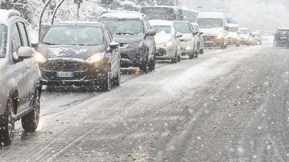 Pochi centimetri di neve Ma il traffico è già al collasso Pochi centimetri di neve Ma il traffico è già al collasso