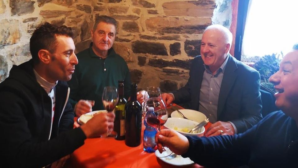Nibali, dalla bici alla televisione In Valle Intelvi per il reportage Rai Nibali, dalla bici alla televisione In Valle Intelvi per il reportage Rai