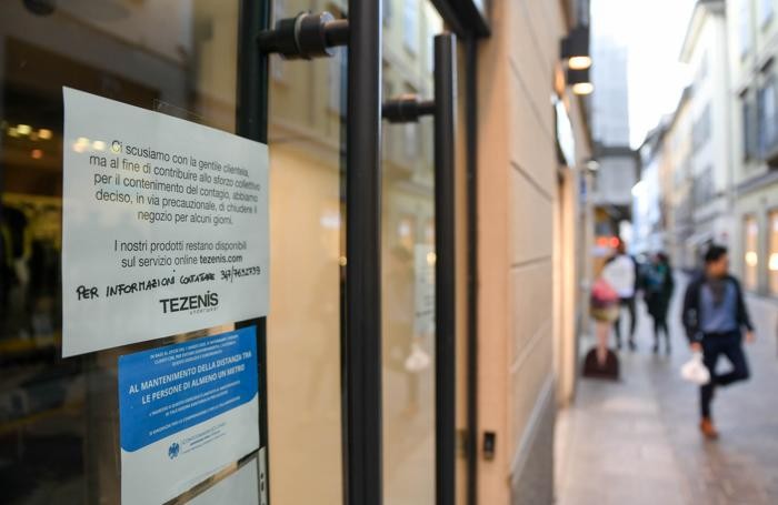 La vetrina di Tezenis in via Luini