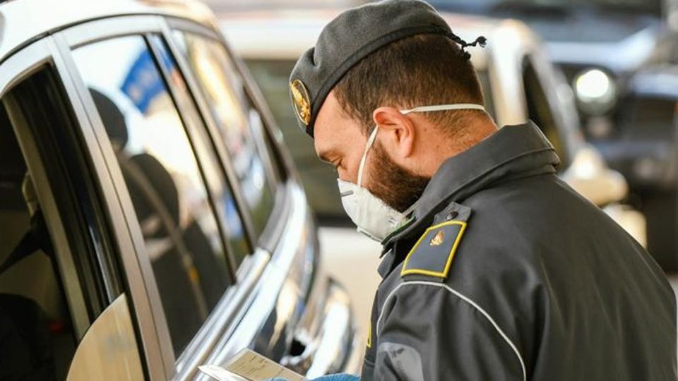 Mascherine e guanti per la Svizzera Export non autorizzato, maxi sequestro Mascherine e guanti per la Svizzera Export non autorizzato, maxi sequestro