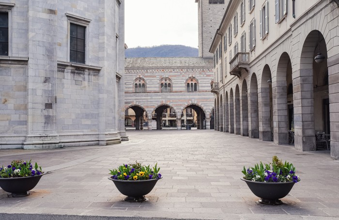 Como piazza del Duomo deserta domenica 15 marzo