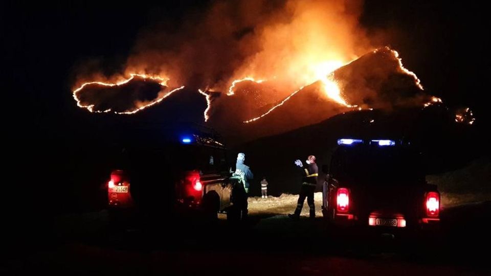 A fuoco i boschi sopra a Garzeno A fuoco i boschi sopra a Garzeno