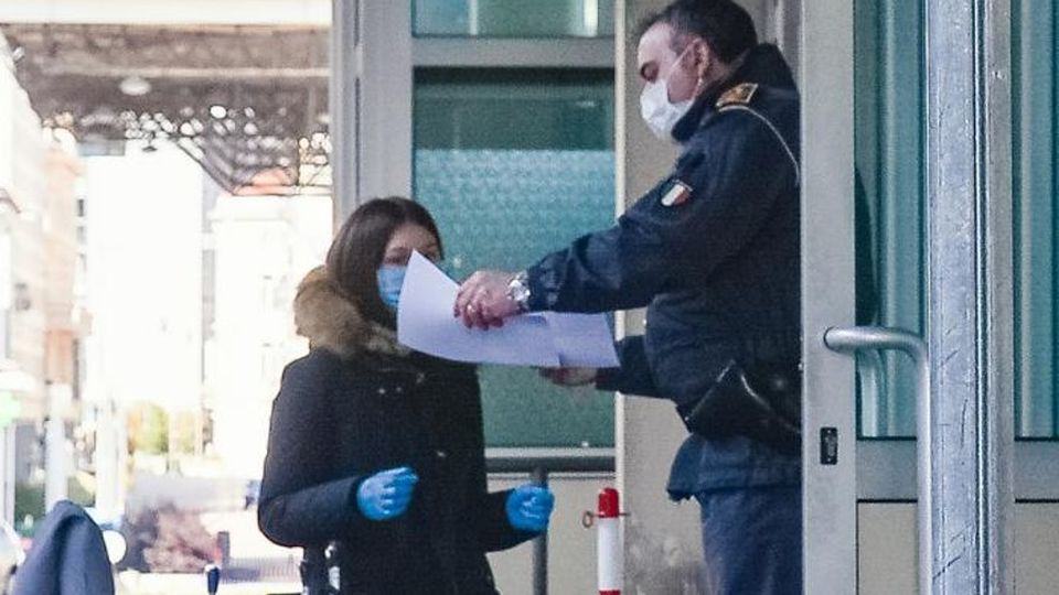 Emergenza coronavirus Frontalieri, denuncia dei sindaci «Non possono tornare a casa» Emergenza coronavirus Frontalieri, denuncia dei sindaci «Non possono tornare a casa»