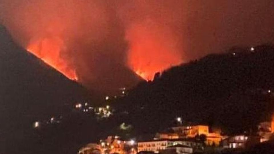 Incendio nei pascoli Caccia al piromane Incendio nei pascoli Caccia al piromane