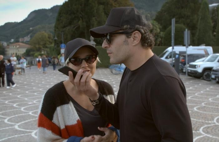 Celebrity Hunted, Amazon Prime Video: L'attore Claudio Santamaria e la giornalista Francesca Barra alla passeggiata di Villa Olmo a Como