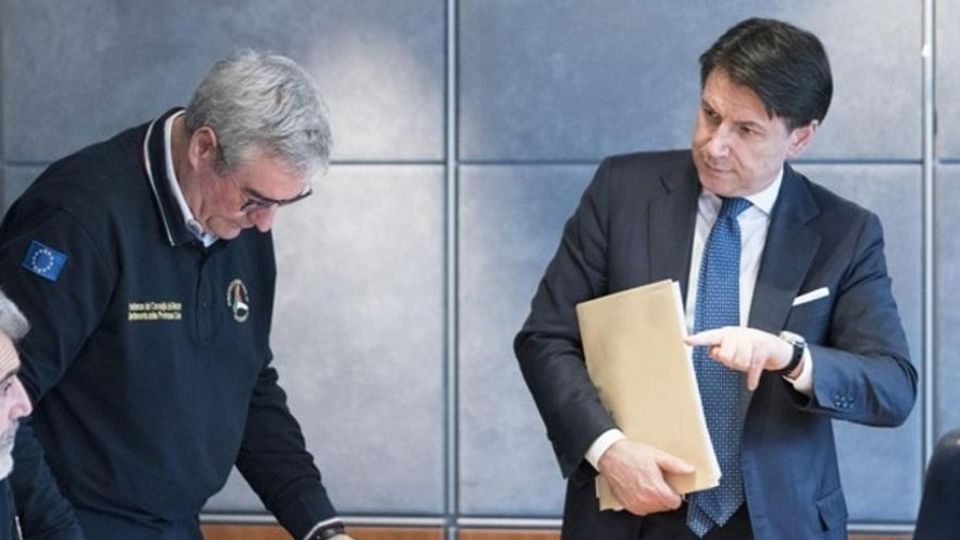 Coronavirus:«Eventi e sport a porte chiuse 30 giorni» Nuove regole,distanza e anziani a casa Coronavirus:«Eventi e sport a porte chiuse 30 giorni» Nuove regole,distanza e anziani a casa