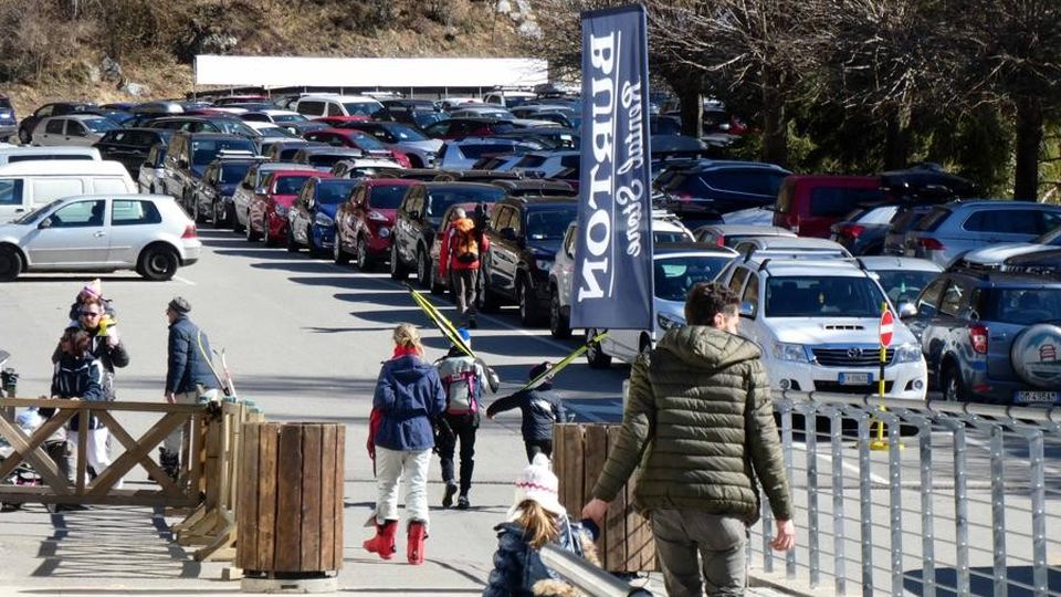 Barzio, virus, neve e sole: in troppi a Bobbio Barzio, virus, neve e sole: in troppi a Bobbio