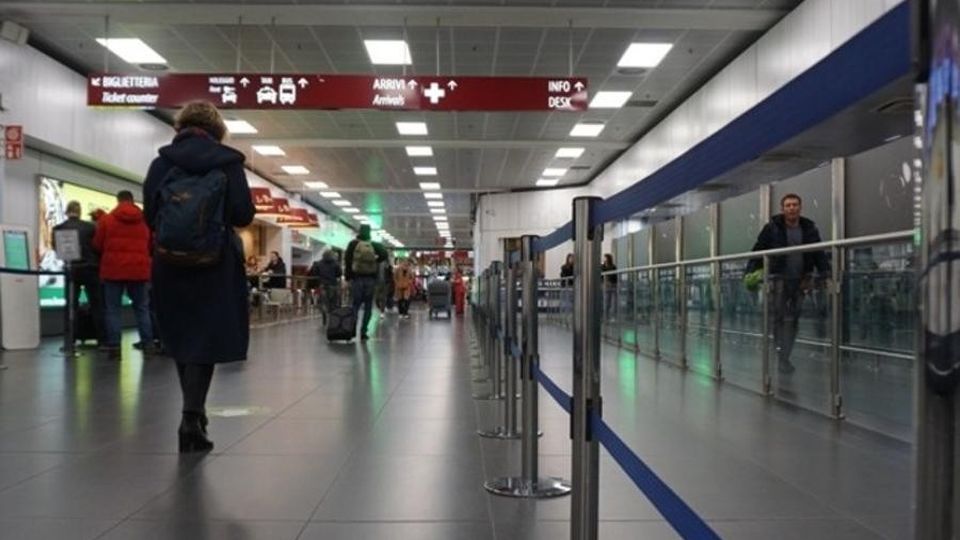 Emergenza Coronavirus Controlli negli aeroporti e nelle stazioni Ecco le decisioni per chi viaggia Emergenza Coronavirus Controlli negli aeroporti e nelle stazioni Ecco le decisioni per chi viaggia