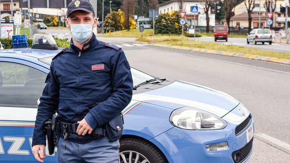 Si scola il rifornimento di birra Alla guida ubriaco, denunciato Si scola il rifornimento di birra Alla guida ubriaco, denunciato