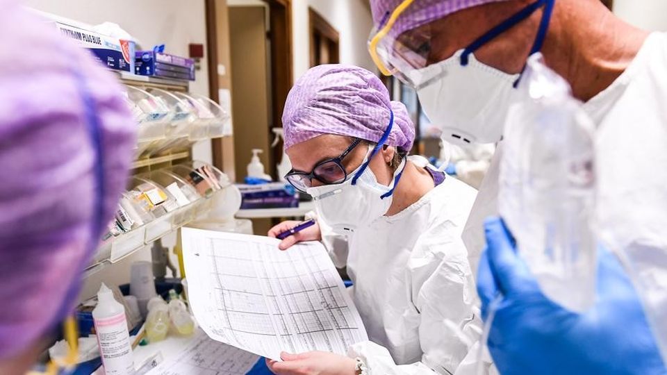 Albese ha scelto i benemeriti «I nostri eroi: medici e infermieri» Albese ha scelto i benemeriti «I nostri eroi: medici e infermieri»