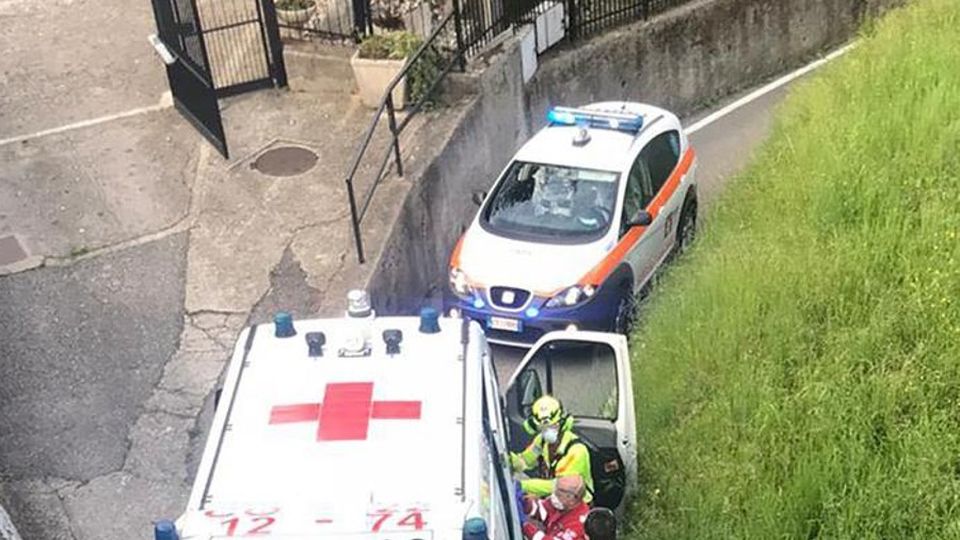 Cade dal muretto mentre bagna i fiori Ferita una donna Cade dal muretto mentre bagna i fiori Ferita una donna