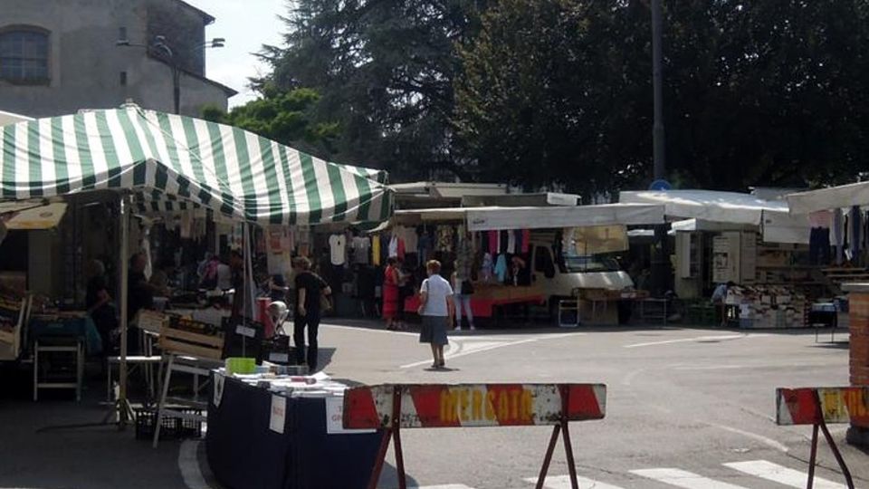 Cantù riapre i mercati Ma solo per gli alimentari Cantù riapre i mercati Ma solo per gli alimentari