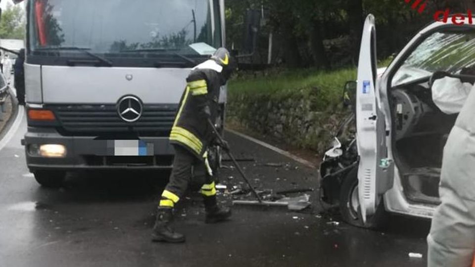 Dizzasco, scontro tra camion e furgone Tutti fermi sulla provinciale della Valle Dizzasco, scontro tra camion e furgone Tutti fermi sulla provinciale della Valle
