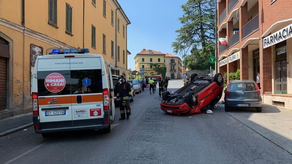 Erba, auto si ribalta Paura in corso Bartesaghi Erba, auto si ribalta Paura in corso Bartesaghi