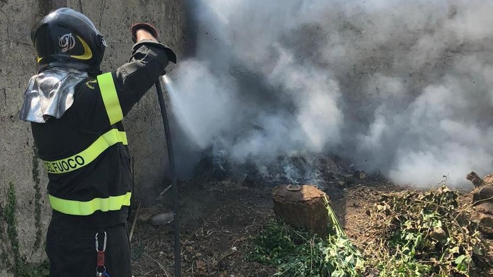 Incendio di sterpaglie vicino ai binari di Grandate Incendio di sterpaglie vicino ai binari di Grandate