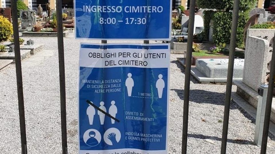 Coronavirus, Albavilla apre i cimiteri Ingresso con guanti e mascherine Coronavirus, Albavilla apre i cimiteri Ingresso con guanti e mascherine