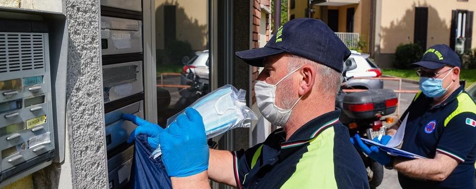 Protezione civile ieri a Prestino per la consegna delle mascherine