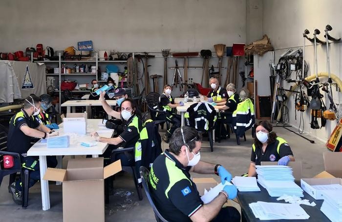 Lo smistamento delle mascherine nella sede della protezione civile