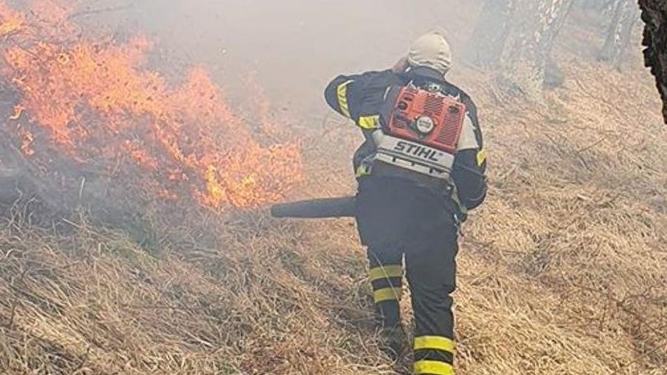 Livo, caccia ai piromani del bosco Due elicotteri per spegnere l’incendio Livo, caccia ai piromani del bosco Due elicotteri per spegnere l’incendio