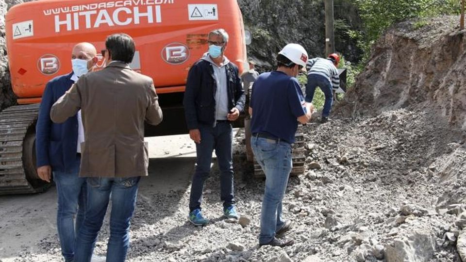 Lezzeno, frana sulla Lariana Venerdì riapertura a senso unico Lezzeno, frana sulla Lariana Venerdì riapertura a senso unico