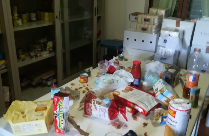 Gli avanzi della cena abbandonati su un tavolo
