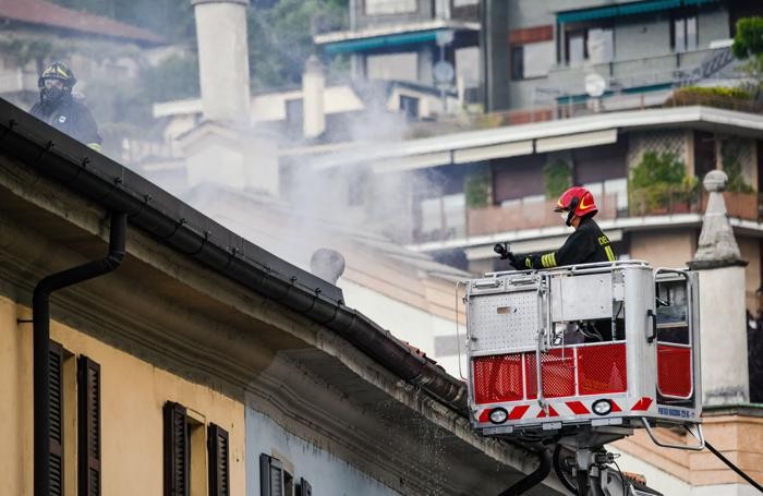 Como incendio in un sottotetto di piazza Amendola a Sant'Agostino