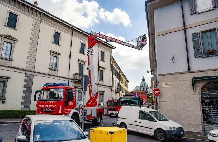 Como incendio in un sottotetto di piazza Amendola a Sant'Agostino