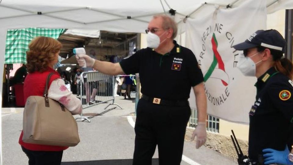 Olgiate, “liberi tutti” al mercato Ma arriva il divieto di fumare Olgiate, “liberi tutti” al mercato Ma arriva il divieto di fumare
