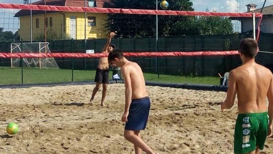 Ho scritto pallavolo sulla sabbia La Res riparte con il beach volley Ho scritto pallavolo sulla sabbia La Res riparte con il beach volley