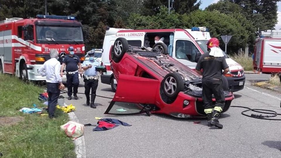 Incidente a Lurago Marinone Auto si ribalta alla rotonda Incidente a Lurago Marinone Auto si ribalta alla rotonda