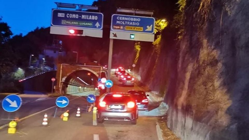 La galleria chiude per lavori Traffico paralizzato sulla Regina La galleria chiude per lavori Traffico paralizzato sulla Regina