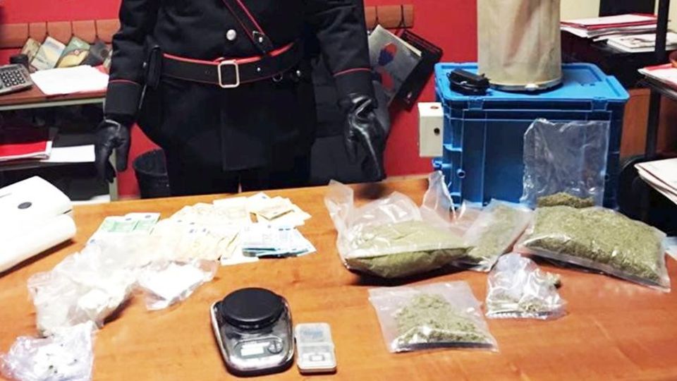 Cocaina e marijuana in casa Arrestato a Lurago Marinone Cocaina e marijuana in casa Arrestato a Lurago Marinone