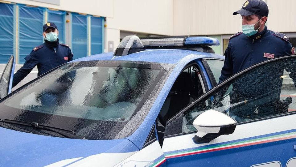 Quattro quintali di “erba” sospetta La polizia nell’ufficio, due arresti Quattro quintali di “erba” sospetta La polizia nell’ufficio, due arresti