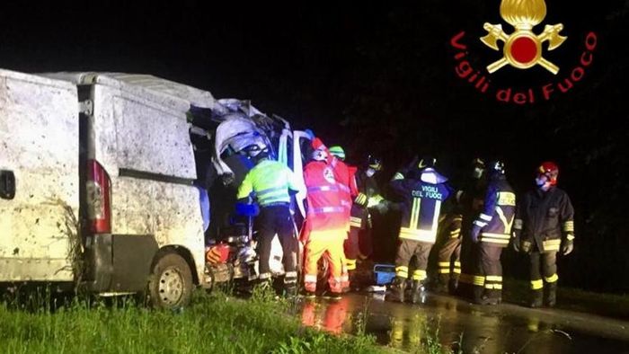 Esce di strada col furgone Un ferito grave a Canzo - Cronaca
