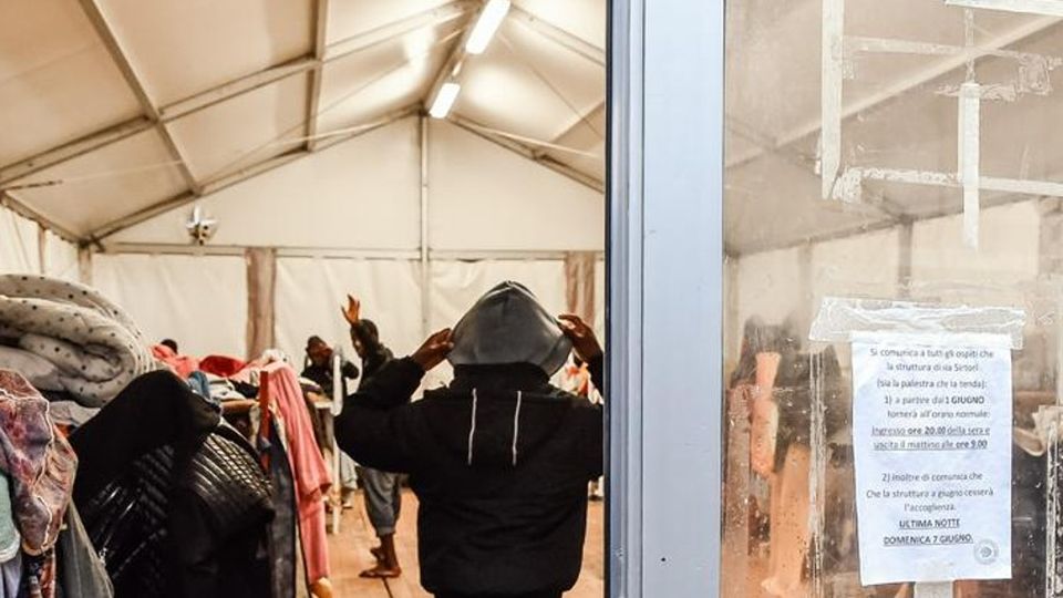Como: chiude il dormitorio Rabbia, «Dateci un tetto» Como: chiude il dormitorio Rabbia, «Dateci un tetto»