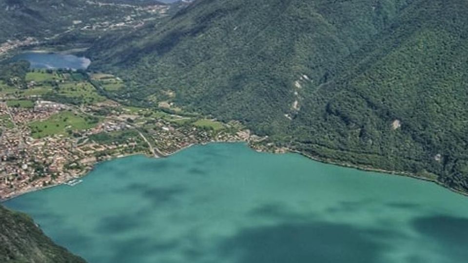 Ecco la magia del lago Il Ceresio diventa verde Ecco la magia del lago Il Ceresio diventa verde