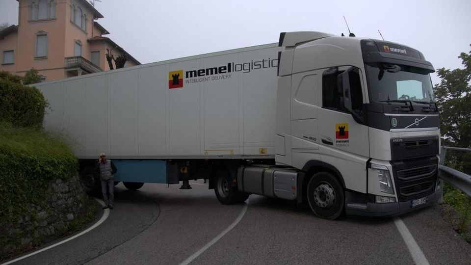 Ghisallo, Tir incastrato sul tornante Riaperta la strada tra Magreglio e Bellagio Ghisallo, Tir incastrato sul tornante Riaperta la strada tra Magreglio e Bellagio