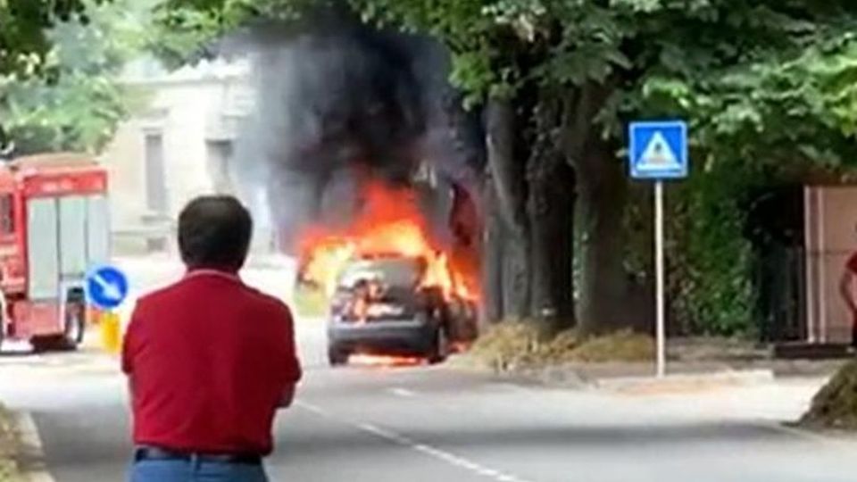 San Fermo, auto a fuoco lungo la Garibaldina VIDEO San Fermo, auto a fuoco lungo la Garibaldina VIDEO