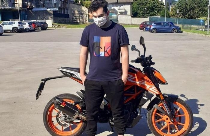 Lurate Simon Volontè con la sua moto Ktm