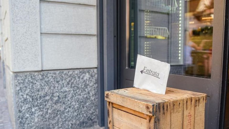 Ladri scatenati in via Milano Svaligiato un bar tabaccheria Ladri scatenati in via Milano Svaligiato un bar tabaccheria