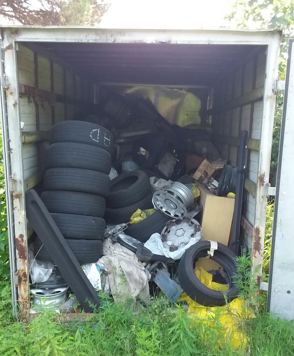 Gomme e scarti ammassati irregolarmente