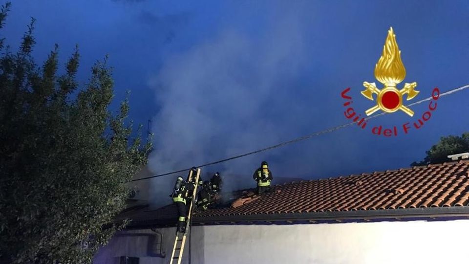 In fiamme il tetto di una casa Vigili del fuoco mobilitati a Cantù QUI il video dell’intervento In fiamme il tetto di una casa Vigili del fuoco mobilitati a Cantù QUI il video dell’intervento