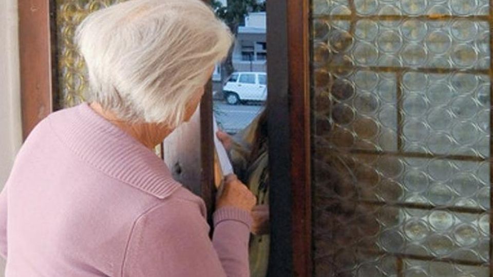 «Pronto zia? Mi serve il tuo oro» Ma questa volta la truffa fallisce «Pronto zia? Mi serve il tuo oro» Ma questa volta la truffa fallisce