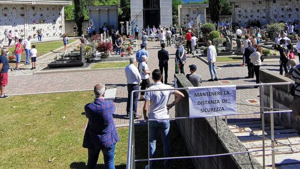 Il ricordo di Casnate per i morti di Covid «Ora siamo più uniti» Il ricordo di Casnate per i morti di Covid «Ora siamo più uniti»