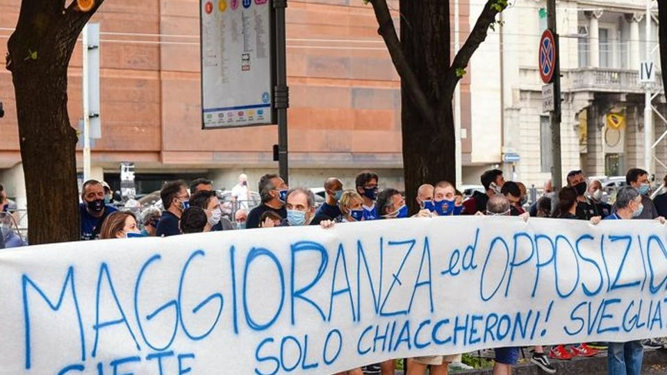 Comune sotto assedio Il sindaco incontra i tifosi Comune sotto assedio Il sindaco incontra i tifosi
